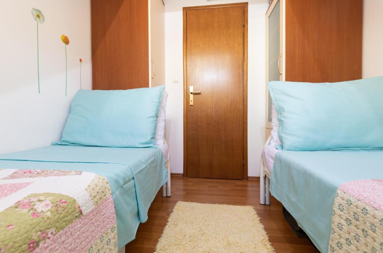 אומיס Apartman Monika מראה חיצוני תמונה